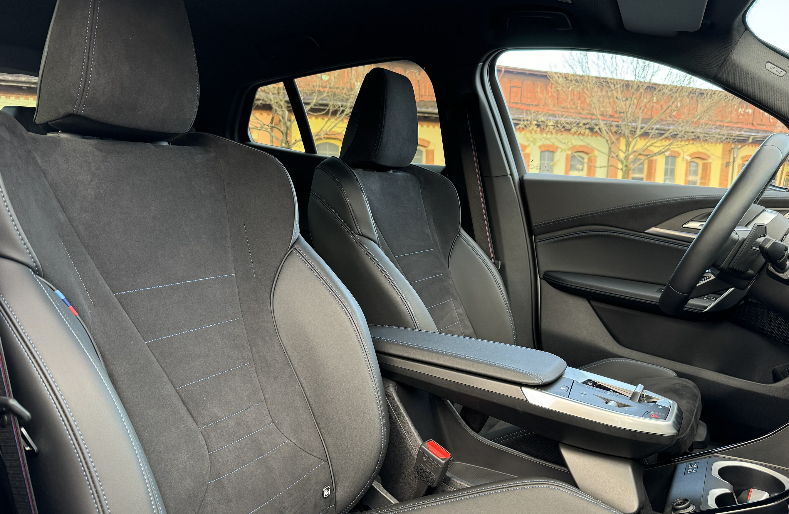 BMW X2 18d sDrive Msport | skladem | nový model | moderní městské SUV | nafta 150 koní | sportovní paket Msport | bílá s černou alcantarou | perfektní výbava | české předváděcí auto | ihned k předání | nákup online | AUTOiBUY.com
